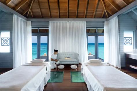 Notranjost podvodnega spa centra Huvafen Fushi s pogledom na koralni greben