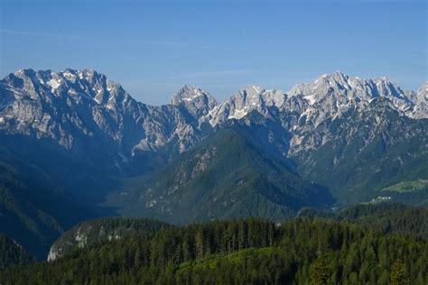 Panoramski pogled na slovenske Alpe s kampom v dolini
