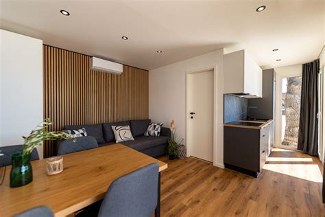 Prostorna terasa mobilne hiške s pogledom na zeleno okolico