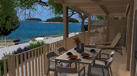 Družina uživa na terasi mobilne hiške