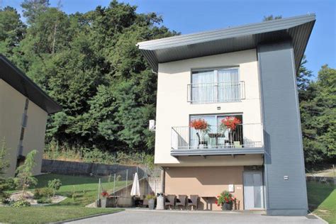 Zunanji pogled na gostilnico Žakelj