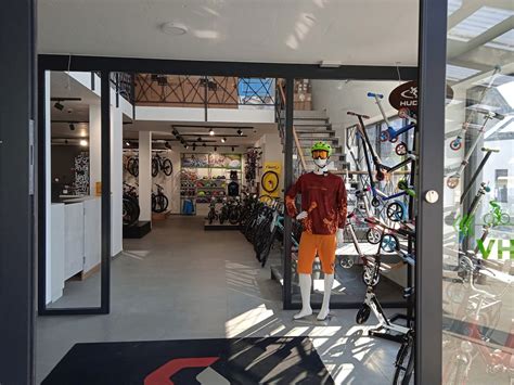 Ulica v Benetkah s športno trgovino