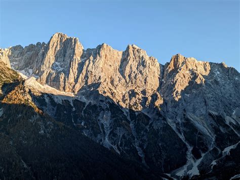 Panoramski pogled na Kranjsko Goro s smučarskimi skakalnicami v ozadju