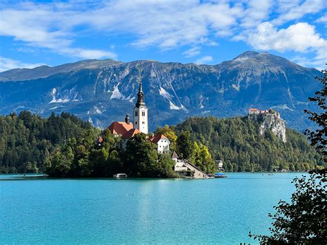 Panoramski razgled iz vasi Zasip na okoliške gore in Blejsko jezero