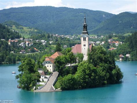Pogled na Blejski otok z obale Blejskega jezera