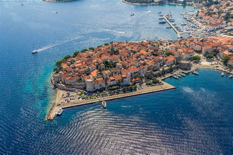 Slikovita hrvaška obala s kristalno čistim morjem in sončnimi plažami