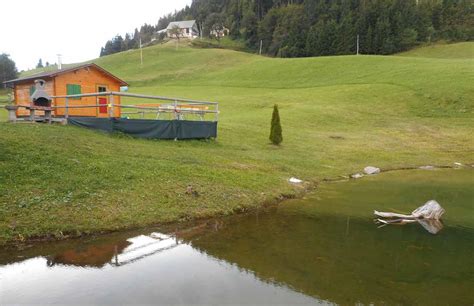 Panoramski posnetek vasi Davča s tipičnimi samotnimi kmetijami