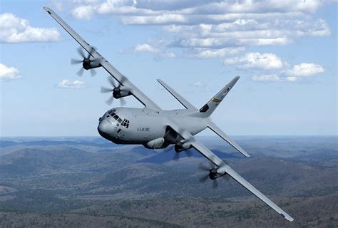 Vojaško transportno letalo C-130 Hercules v letu