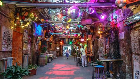 Notranjost ruševinskega bara Szimpla Kert