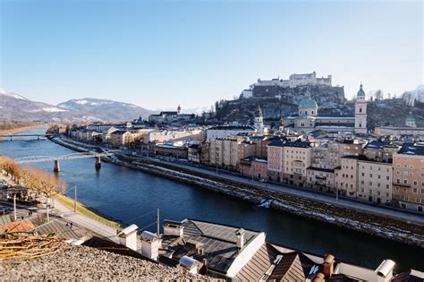 Salzburg, Avstrija, panorama mesta z reko Salzach in trdnjavo Hohensalzburg