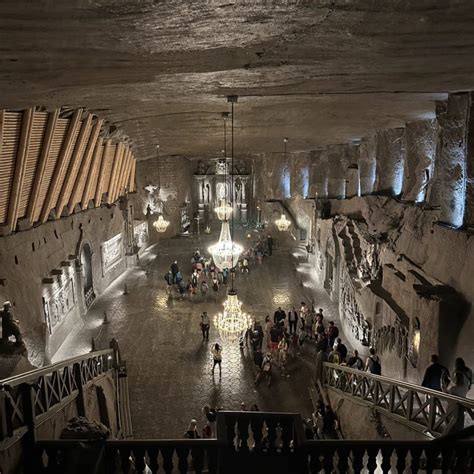 Notranjost rudnika soli v Halleinu z rudarskim vozičkom in osvetljenimi rovi