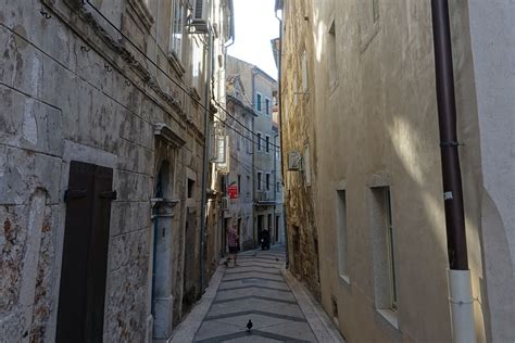 Ozke, tlakovane ulice Alfame