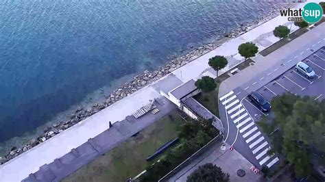 Pogled na Portorož s sončno ulico v ospredju