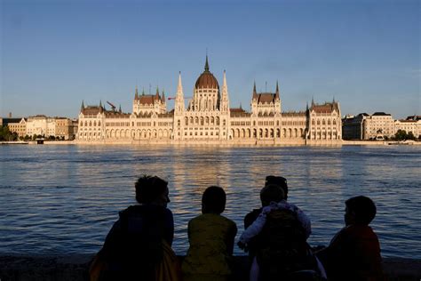 Pogled na veličastno stavbo madžarskega parlamenta ob reki Donavi.