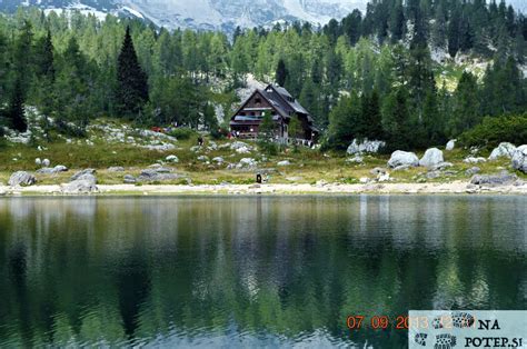 Koča na otoku sredi jezera