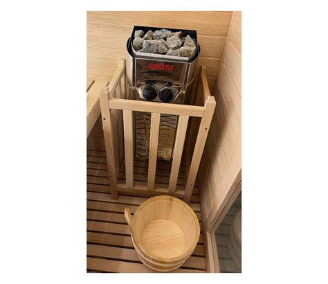 Ženska v finski savni z razgledom na naravo