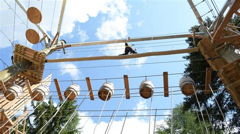 Obiskovalci v adrenalinskem parku Cerkno na jekleni vrvi
