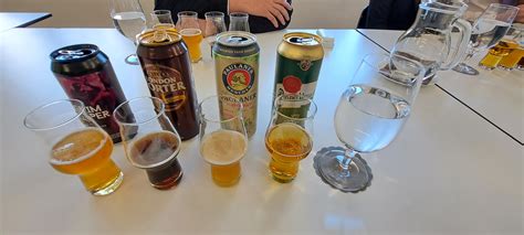 Oseba v VIP salonu, ki dela na prenosniku ob kozarcu pijače