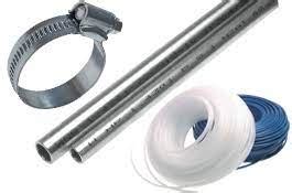 Delavec vzdržuje vodovodno cev