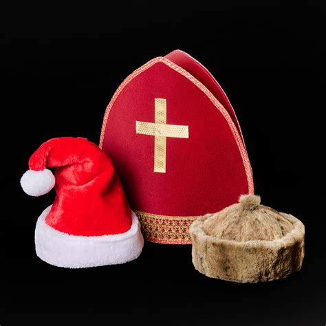 Ilustracija Božička, ki obdaruje otroke v idilični koči snegom prekritih dreves