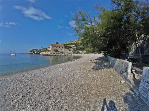 Slika idilične plaže na otoku Hvar
