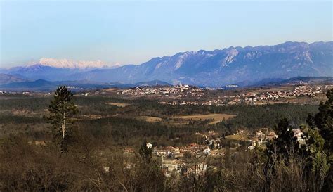 Kraška pokrajina s kamnitimi hišami