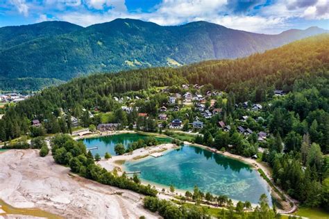 Panoramski pogled na slovensko vasico v gorah