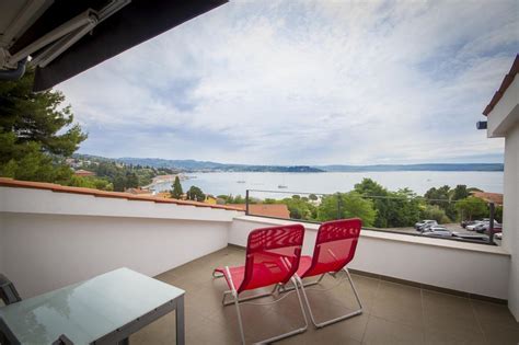 Udobna soba z balkonom in pogledom na naravo