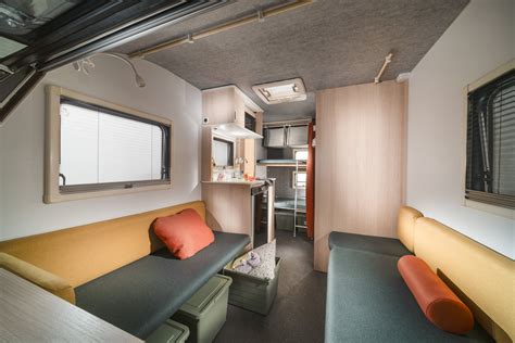 Notranjost kamping prikolice z urejenimi omaricami