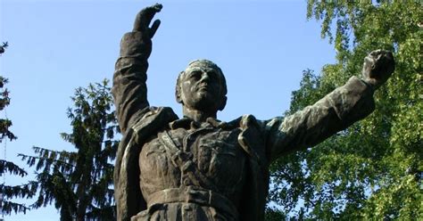 Spomenik dr. Juliju Kugyju