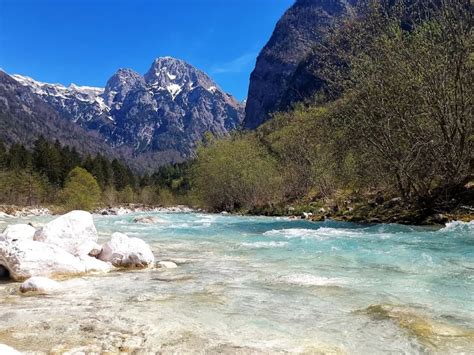 Uničena obala alpske reke