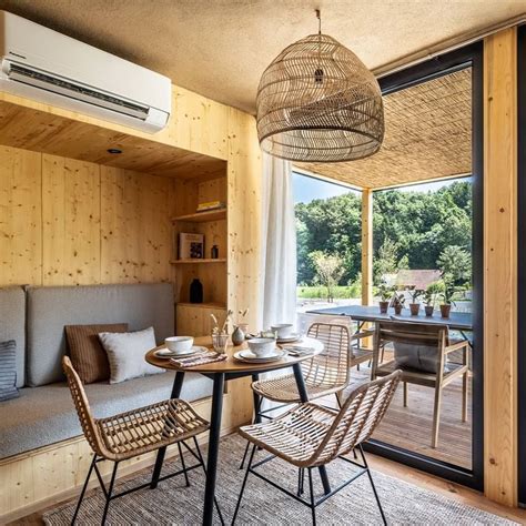 Sodobno opremljen notranji prostor avtodoma