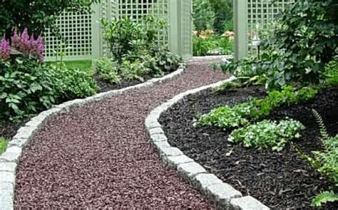 Vrtne poti z okroglimi drevesi in pušpani