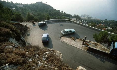 Motorist na ovinkasti cesti v Julijskih Alpah