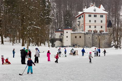 Grad Snežnik ob motoristični poti
