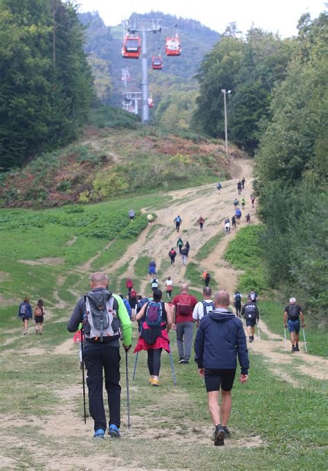 Pohodniki z nahrbtniki na vrhu gore