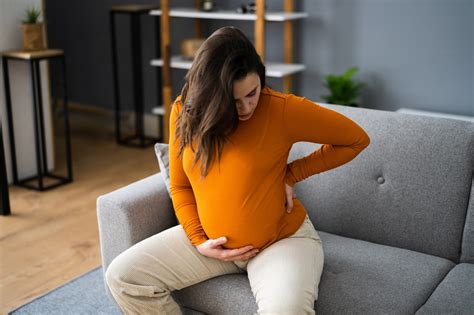 Nosečnica z nogami v zraku