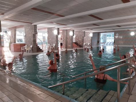 Notranji bazen z masažno kadjo