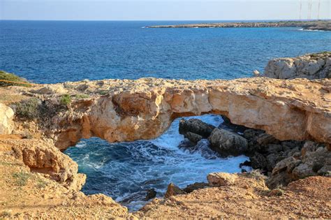 Naravni most na Cape Greco