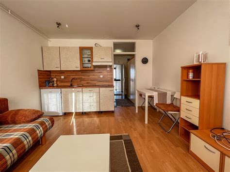 Notranjost apartmaja z opremljeno kuhinjo