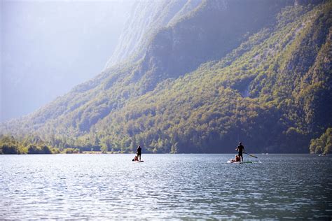 Ljudje veslajo s kanuji po Bohinjskem jezeru