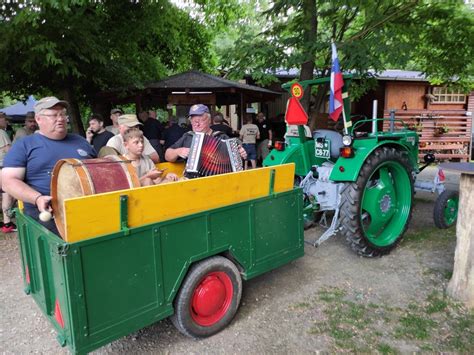 Notranjost muzeja s starodobnimi traktorji in stroji
