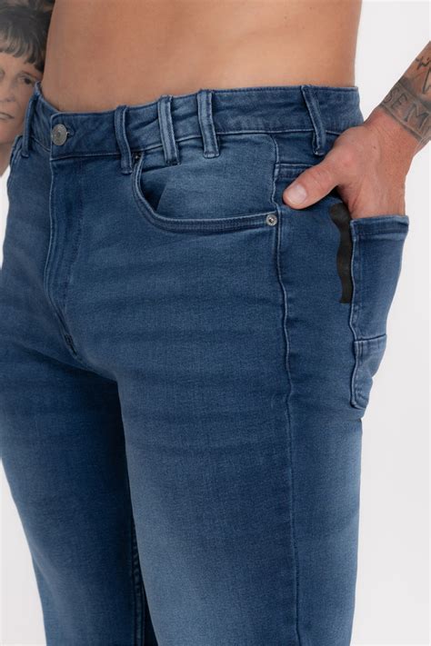 moške kavbojke z različnimi zgornjimi deli