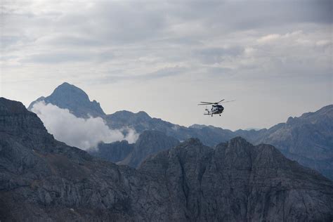 Slika: Pohodniki na označeni planinski poti v Julijskih Alpah