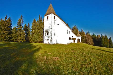 Ruška koča na Arehu s pogledom na cerkev