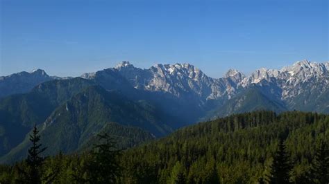 Panoramski pogled na dolino Fassa z zasneženimi vrhovi Dolomitov