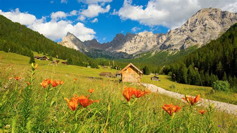 Slikovita pot v dolini San Nicolò z pogledom na Dolomite