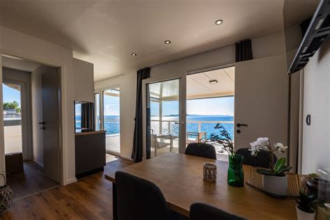 Notranjost sodobne mobilne hišice s pogledom na morje