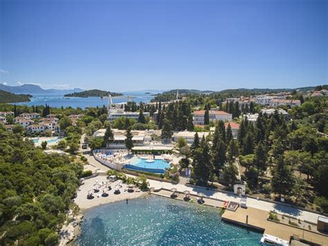 Pogled na hotel Kimen obdan z zelenjem ob obali