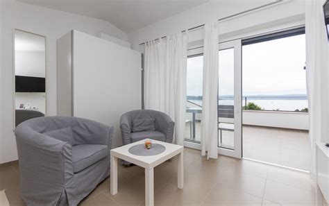 Notranjost dvoposteljne sobe v hotelu Kimen z balkonom in pogledom na morje